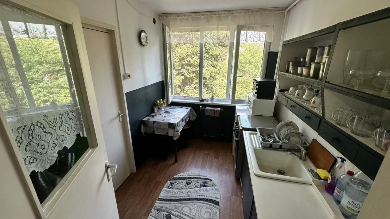 De vanzare apartament cu 3 camere zona Dacia [ Farcas Dumitrita - 0750407511]