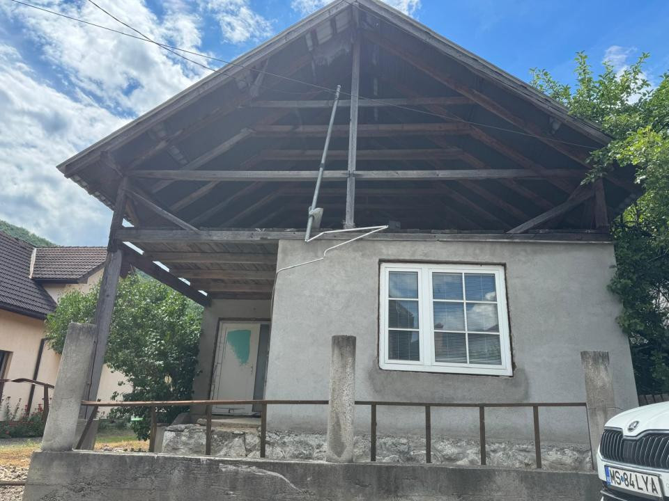 Casă spațioasă cu teren generos de 25 ari 