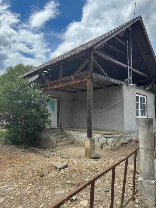 Casă spațioasă cu teren generos de 25 ari 