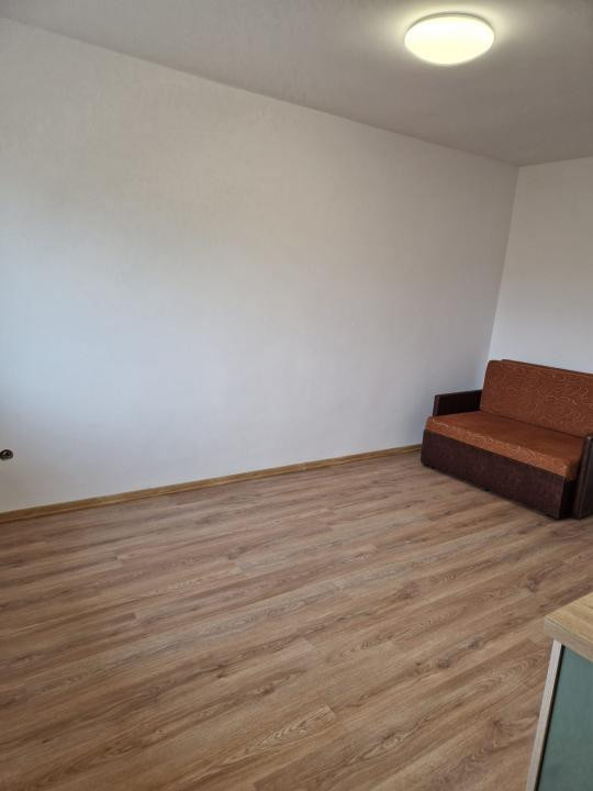 Garsoniera renovata etaj 4 