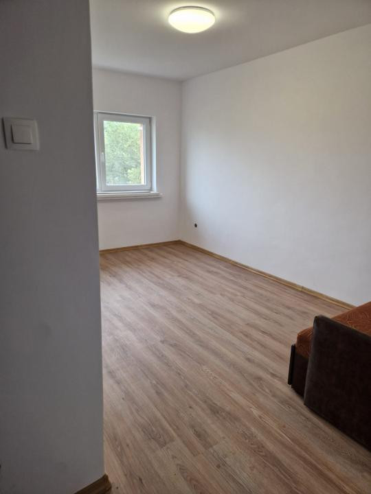 Garsoniera renovata etaj 4 