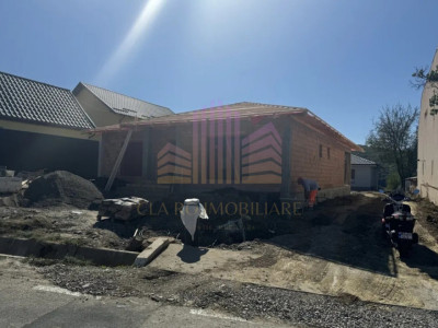 De vanzare casa cu 3 camere in Corunca 